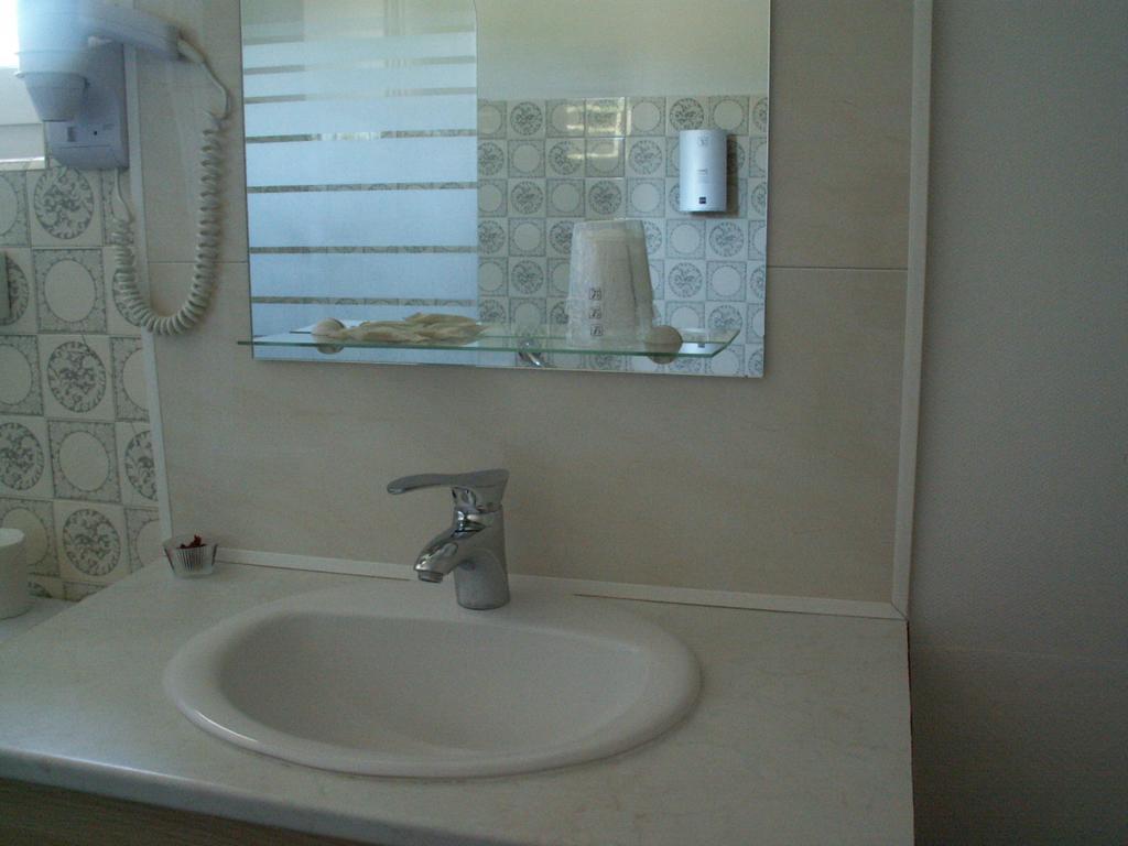 Le Relais Du Pont De Rhodes 호텔 Frayssinet 객실 사진